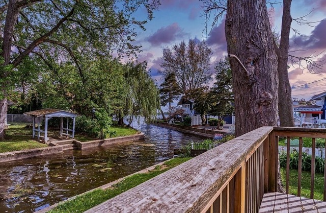 Cheerful 3 bdrm home next to the lake, with free parking on premise