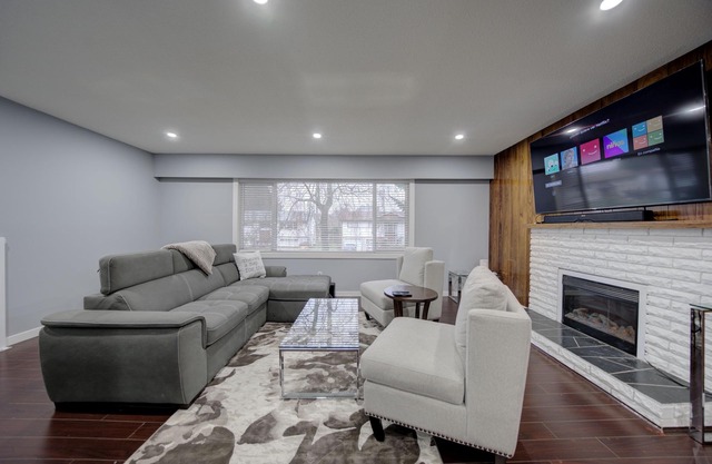 Cheerful 3 bdrm home w/ Parking and large backyard