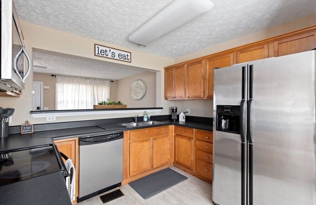 Cheerful 3 bed 2.5 bath townhome in Prattville!
