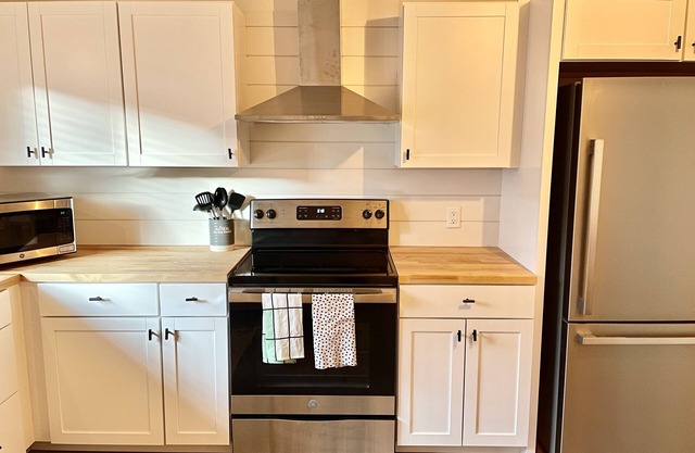 Cheerful 3-Bed Bungalow, Walk to Downtown Newberg!