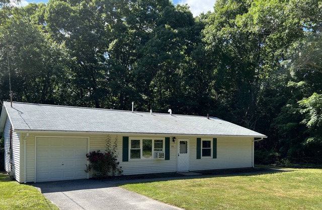 Cheerful 3-bedroom home, sleeps 6. Dog-friendly!