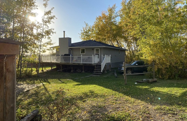 Cheerful 3 Bedroom Cottage with Fireplace.