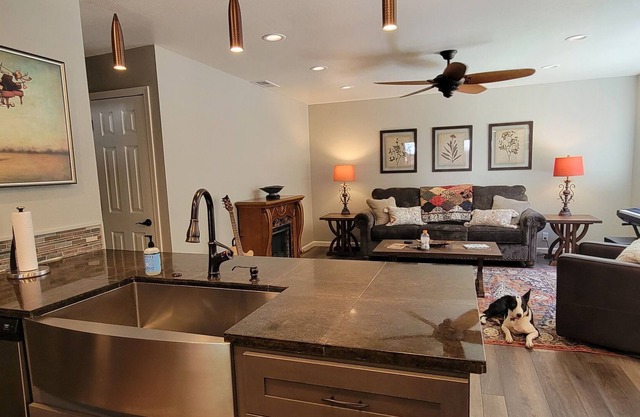 Cheerful 3 Bedroom, 3 Bathroom Mountain Cottage with Game Room