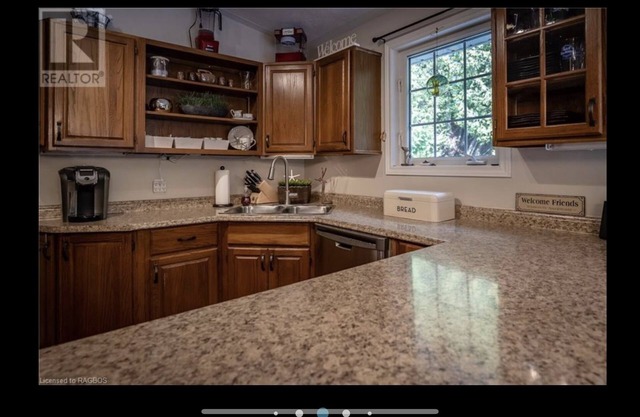 Cheerful 3 Bedroom Cottage 2 Minute walk to the Beach on Beautiful Lake Huron