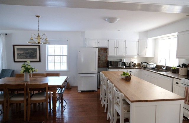 Cheerful 3-bedroom cottage with woodstove