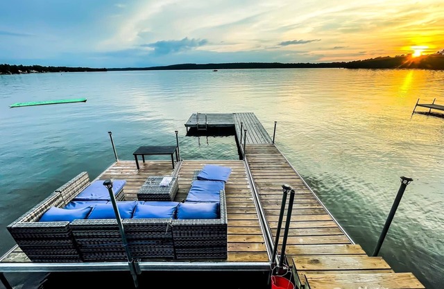 Cheerful 3 bedroom cottage right on the lake!