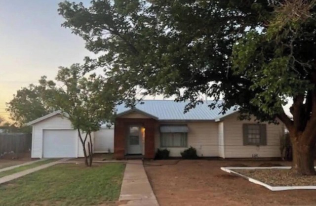 Cheerful, 3 bedroom house, free parking
