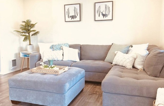 Cheerful 3 bedroom home w/ private garage parking!