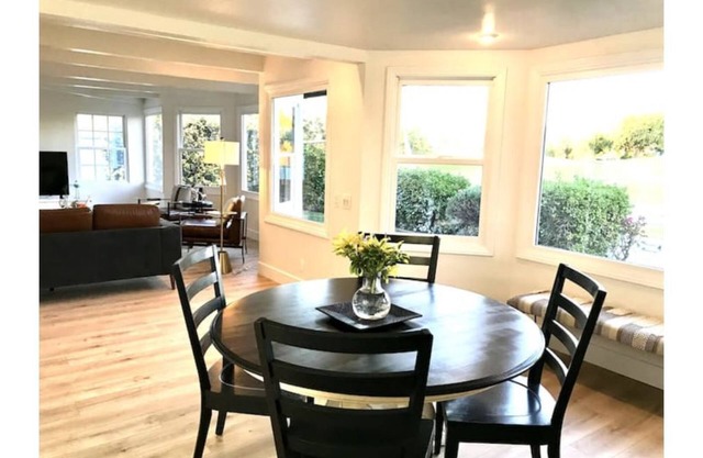 Cheerful 3 bedroom house right on the golf course.