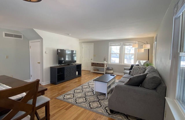 Cheerful 3-Bedroom Home Close to Downtown Brunswick