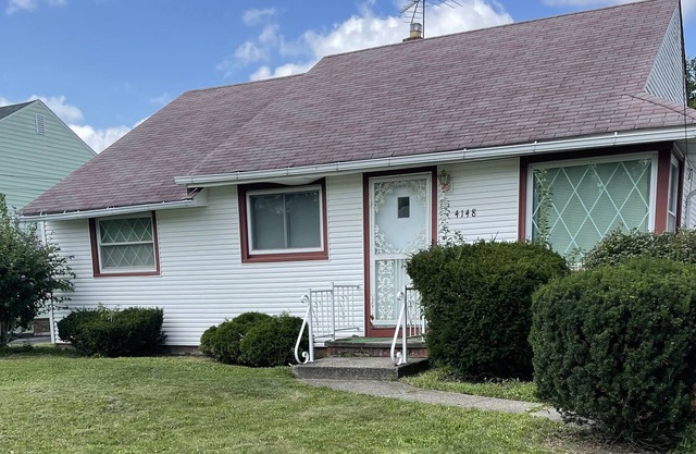 Cheerful 3 bedroom home with game room!