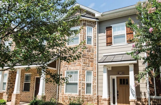 Cheerful 3 bedroom house with parking on site