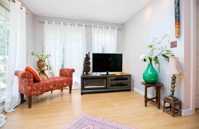 Cheerful 3-bedroom home near Glen Lake