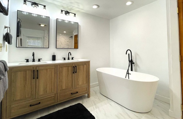 Cheerful 3-Bedroom Home with Hot Tub & Pool Table
