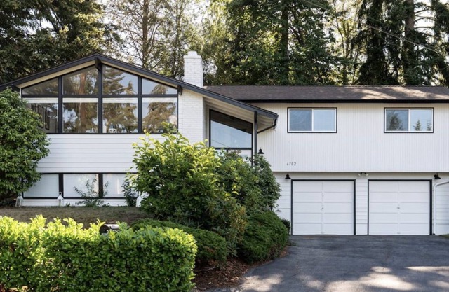 Cheerful 3 bedroom house with large backyard