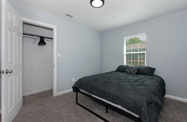 Cheerful 3 bedroom house near downtown and close to hospitals