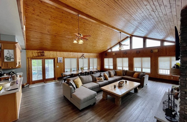 Cheerful 3-Bedroom Lake House