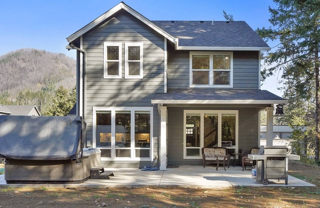 Cheerful 3 bedroom lake home w/ Hot tub
