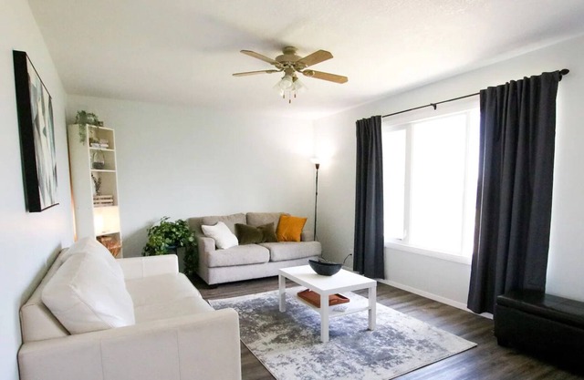 Cheerful 3 Bedroom Main Floor Private Suite Near Waterton