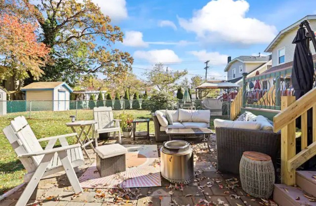 Cheerful 3 bedroom home with parking on premise