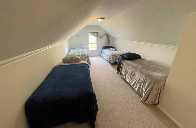Cheerful 3 Bedroom Cottage Getaway w/ Lake Access