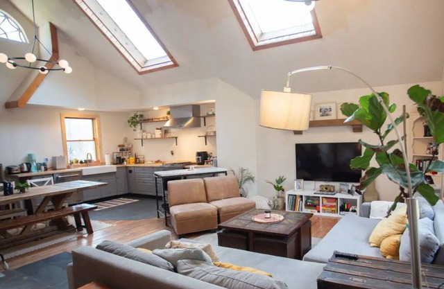 Cheerful 3-bedroom cabin with mountain view