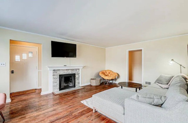 Cheerful 3 Bedroom Home Close to Broadripple.