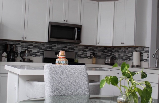 Cheerful 3-bedroom townhouse, parking on premises