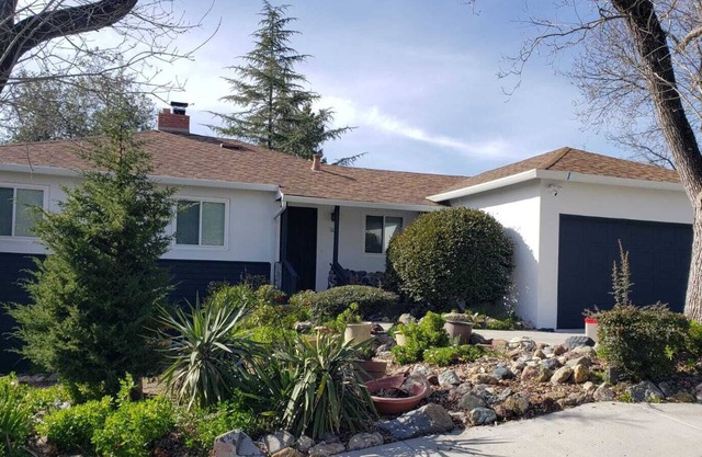 Cheerful 3 Bedroom with Outdoor Deck!