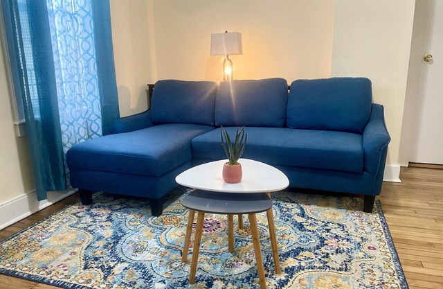 Cheerful 3-BR 2-full BR home close to Downtown