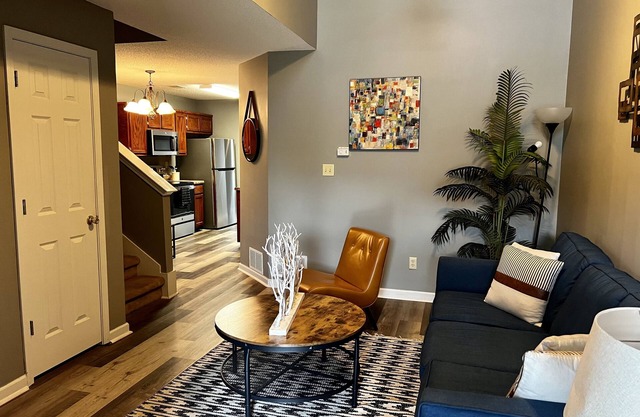 Cheerful 3bd/3ba home with Patio & Fireplace!