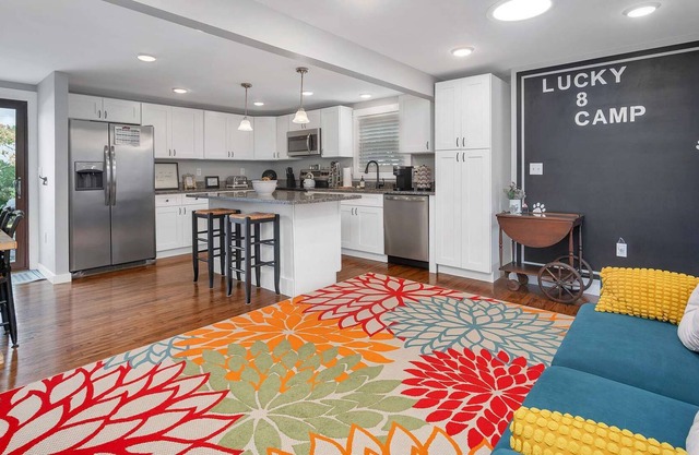 Cheerful 3bd Cape yards from river/beach access