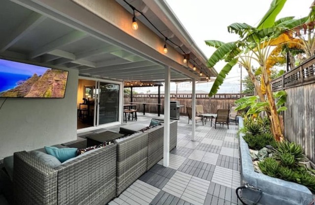 Cheerful 3BD home with free parking on premises