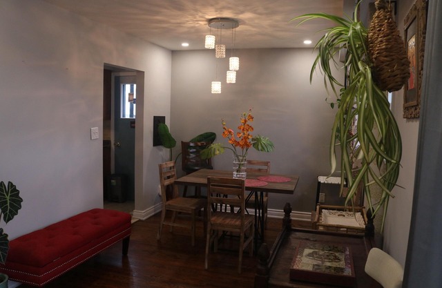 Cheerful 3BR & 1.5BA bungalow with free parking close to Airport