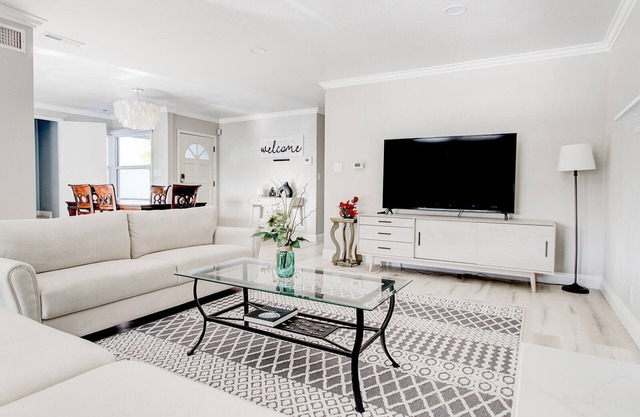 Cheerful 4-bedroom 3 bath villa with hot tub