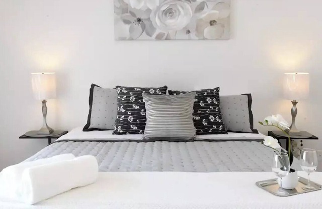 Cheerful 4-bedrooms home, free Wi-Fi , parking.