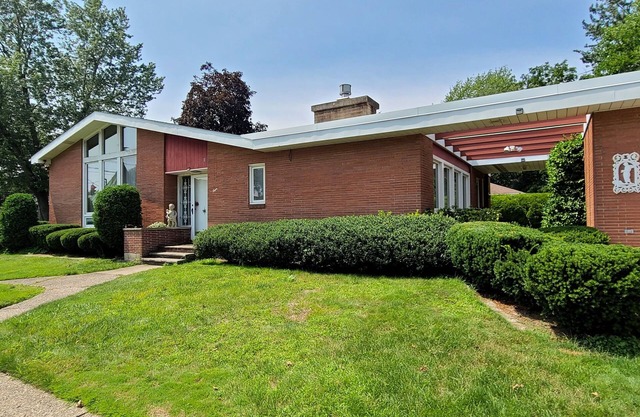 Cheerful 4-bedroom bungalow with indoor fireplace.
