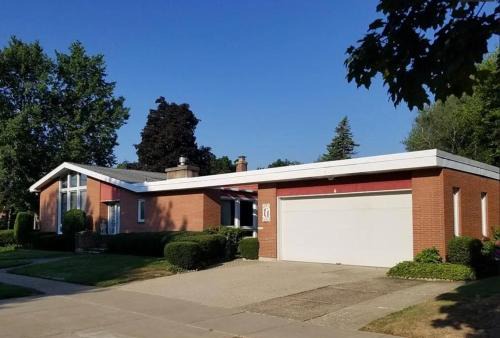 Cheerful 4-bedroom bungalow with indoor fireplace