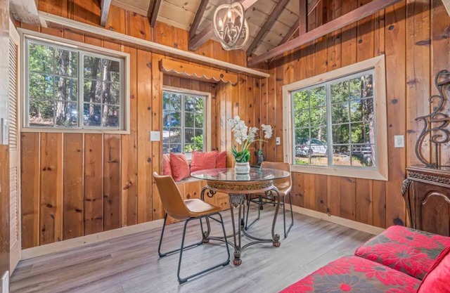 Cheerful 4-bedroom cabin with indoor fireplace