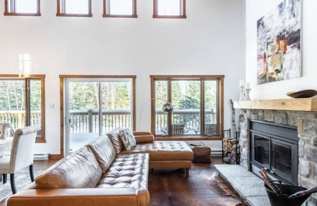 Cheerful 4 bedroom chalet with hot tub