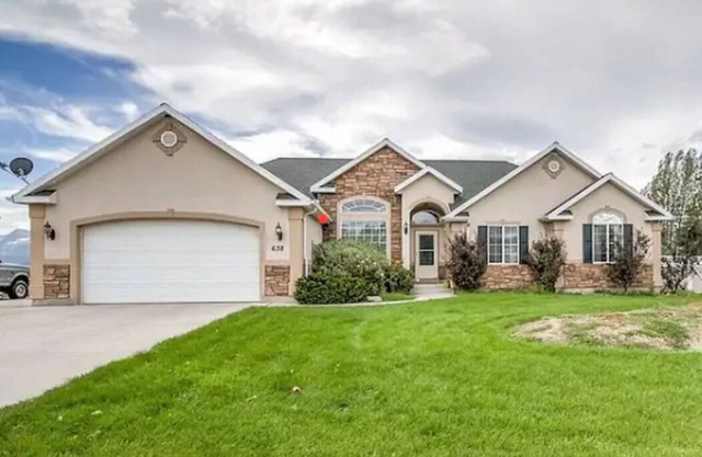 Cheerful 4-Bedroom home with an interior fireplace
