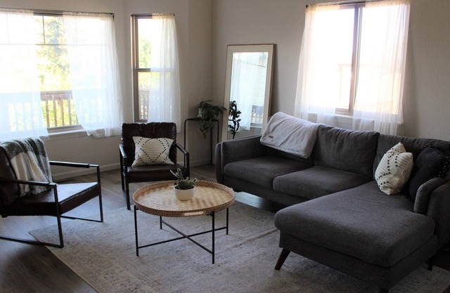 Cheerful 4-bedroom home with an indoor fireplace