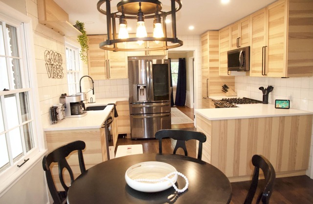 Cheerful 4-bedroom home with indoor fireplace