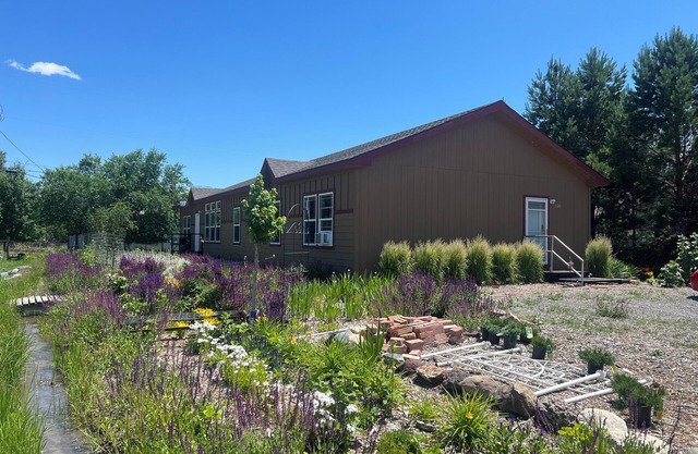 Cheerful 4 bedroom home! Quiet and spacious!