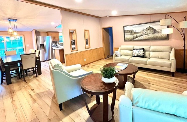 Cheerful 4 bedroom home with Hot-tub and Fireplace