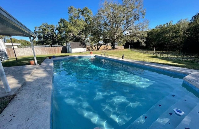 Cheerful 4 bedroom home with heated pool & lake views