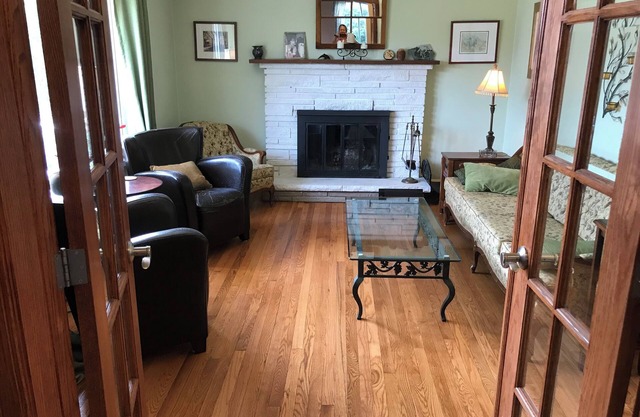 Cheerful 4 bedroom house with large deck and garden in walkable neighbourhood.