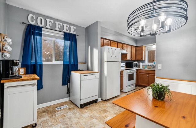 Cheerful 4 Bedroom Lansing Home