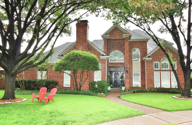 Cheerful 4-bedroom residential home with pool!
