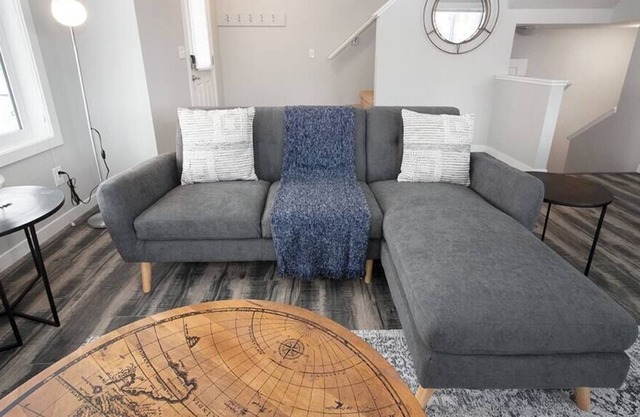 Cheerful 4 bedroom Townhouse with Parking & WiFi!